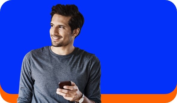 Cliente Itaú acessando o app com seu celular.