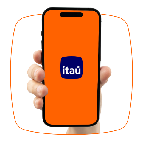 Uma mão segurando um celular com a tela inicial do app, fundo laranja com logo Itaú