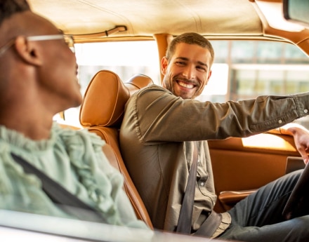 Imagem amigos felizes dentro de um carro novo