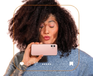 cliente Itaú mandando beijo enquanto segura um smartphone na horizontal
