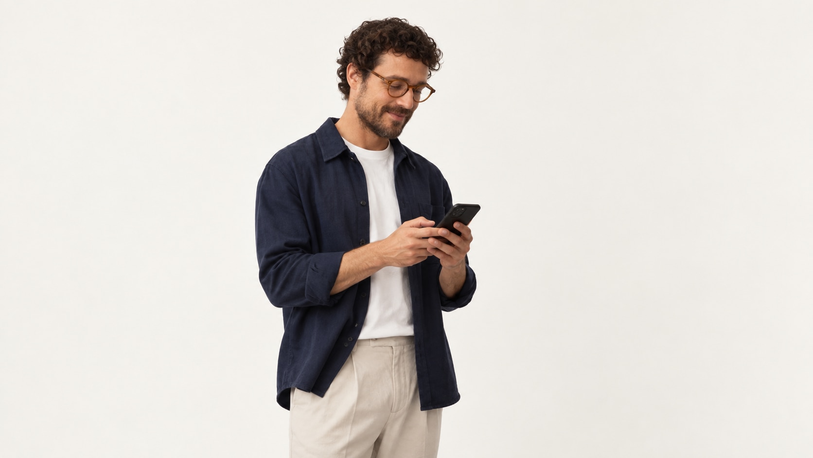Novo cliente Itaú Personnalité com seu celular em mãos.