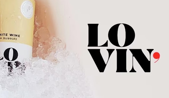 Imagem de uma champagne no Gelo e ao lado a logo da Lovin Wine.