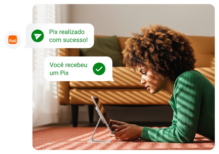 mulher de camiseta preta olhando para a tela do celular