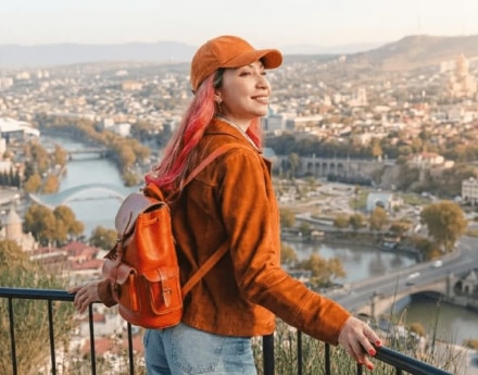Cliente Itaú em uma viagem internacional, observando a paisagem