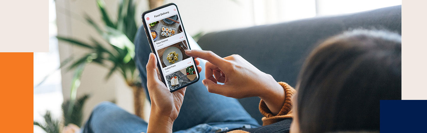 Pessoa deitada no sofa mexendo no celular