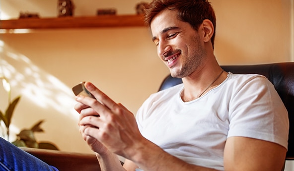 Cliente Itaú sorrindo ao contratar seu Novo Crédito Consignado pelo app