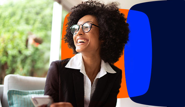 Cliente Itaú Meu Banco PJ utlizando óculos e sorrindo