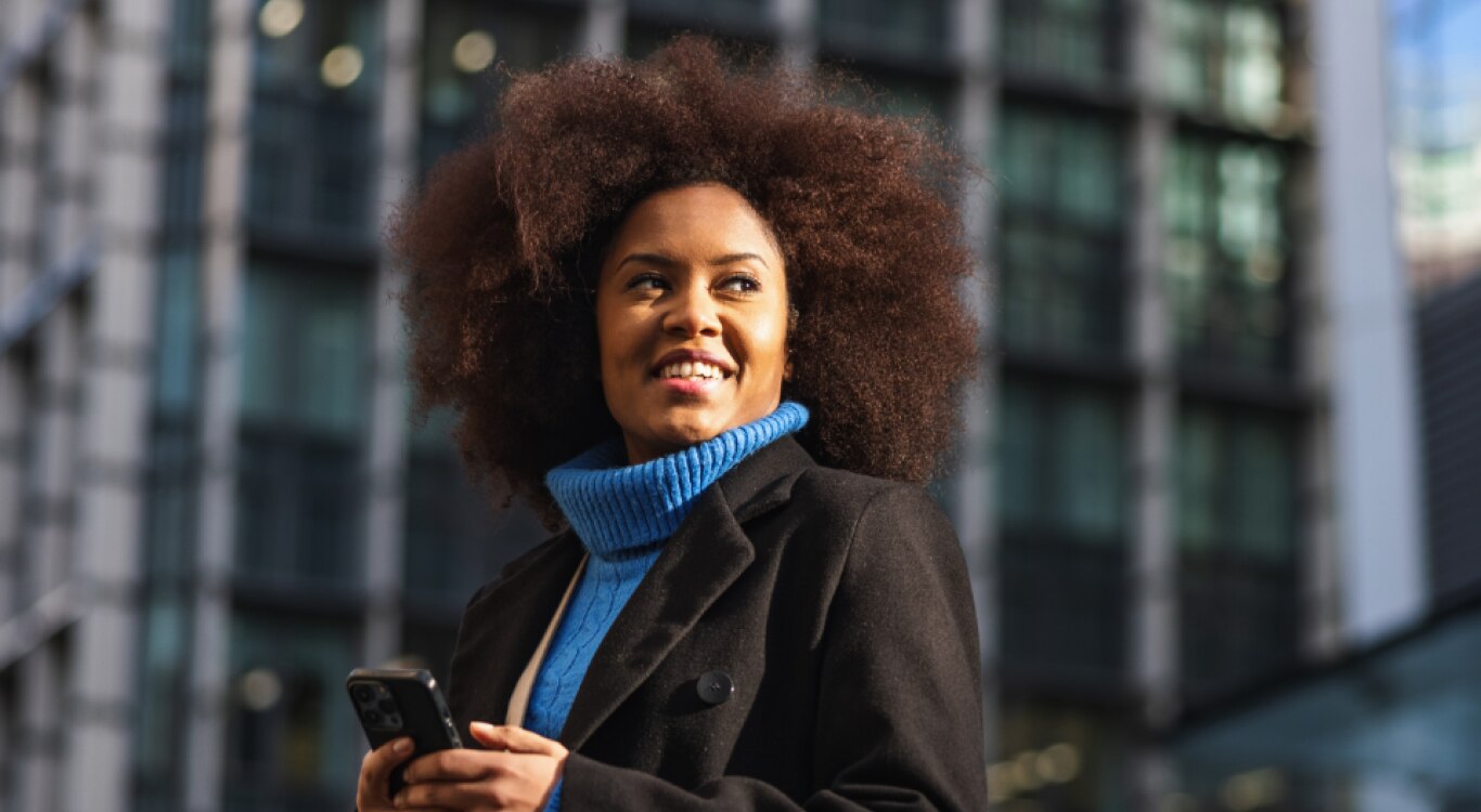 Mulher sorrindo depois de conquistar sua independência financeira