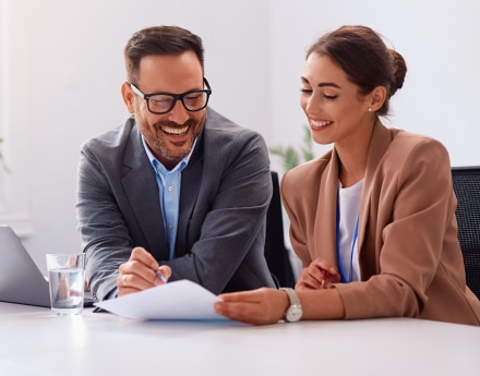 Cliente Itaú consultando com gerente