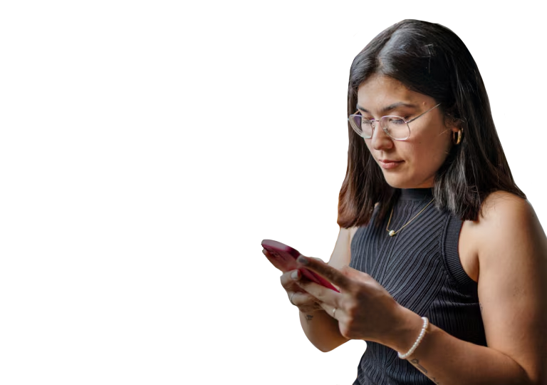 mulher de camiseta preta olhando para a tela do celular