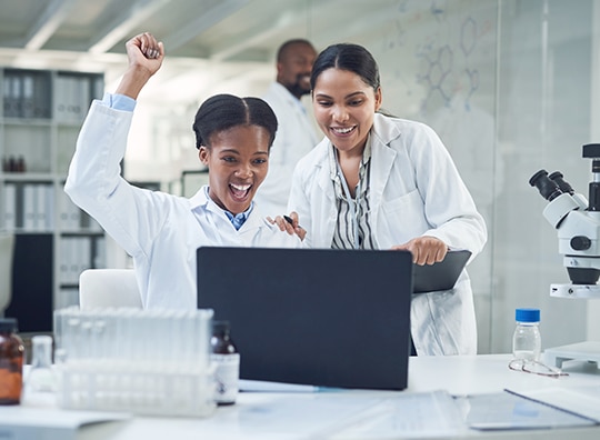 cientistas comemorando em um laboratorio