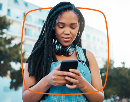 Mulher mexendo no celular para representar os golpes na internet