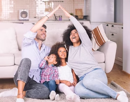 imagem de pais e filhos brincando na sala