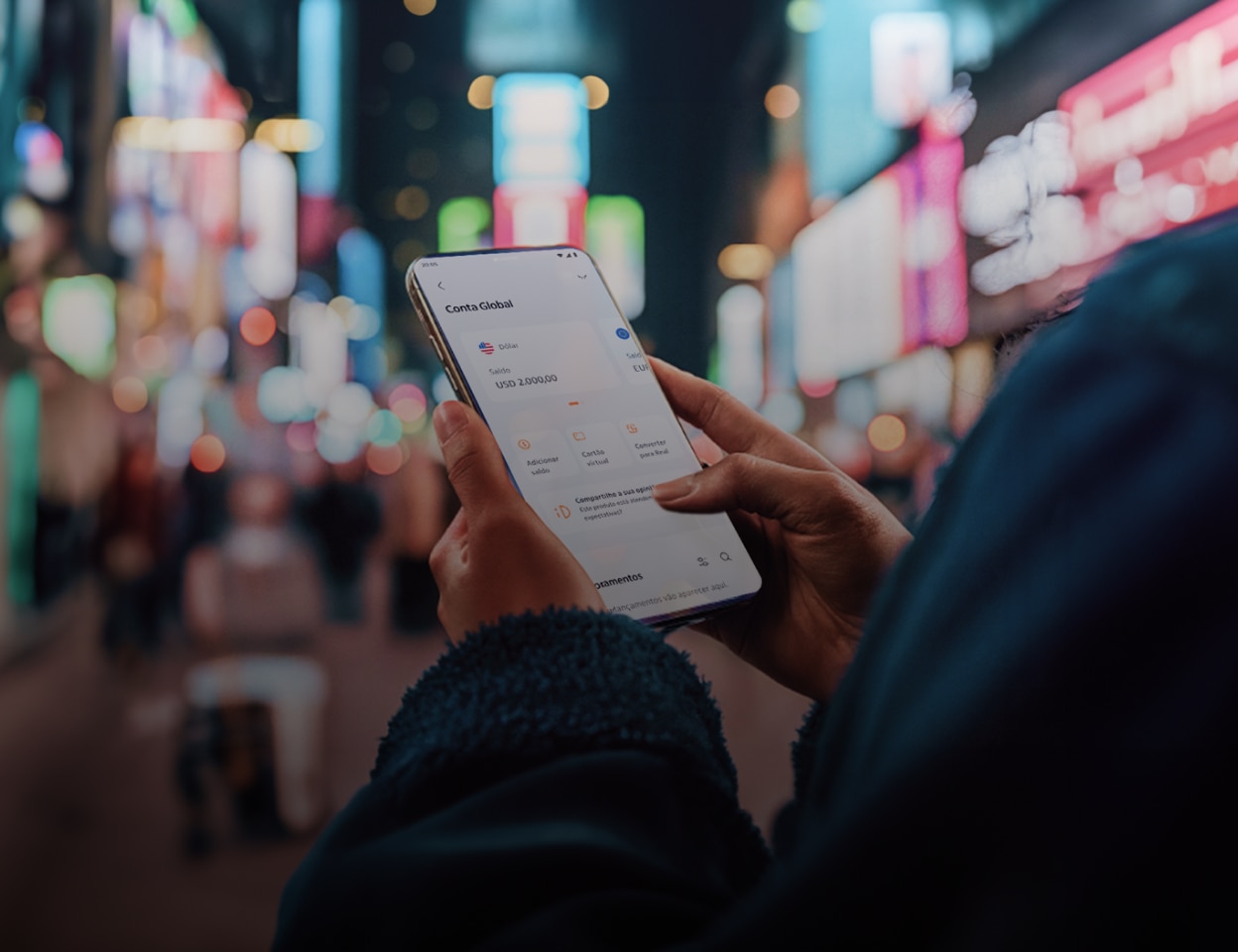 Celular com a tela mostrando o app Itaú Personnalité na aba de Conta Global