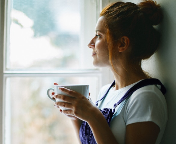 Representação de uma cliente Itaú Personnalité tomando uma xícara de café