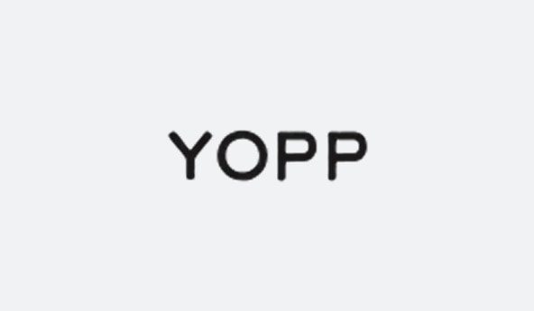 Logo da marca YOPP, fundo off-white e letras na cor preta.