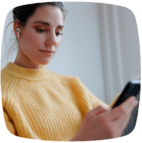 Mulher respirando aliviada com o celular na mão.