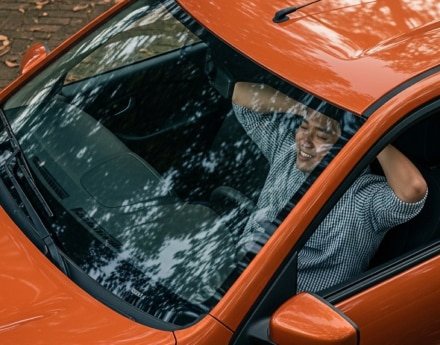 Imagem homem tranquilo sem seu carro novo