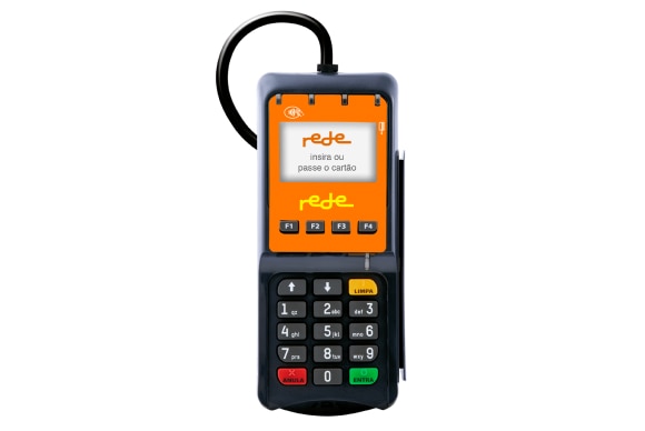 Imagem da maquininha Pin Pad Rede. A maquininha tem uma tela, teclado numéricos físico, tecnologia de inserir ou passar o cartão e fio. Ao redor da tela, ela tem um fundo com cor laranja e os botões "Entra" "Cancela" e "Limpa" são coloridos.