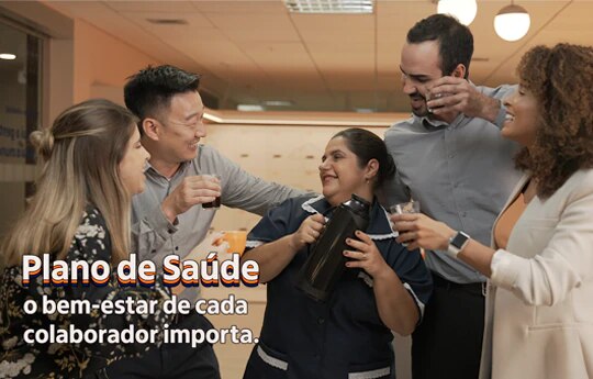 Imagem de pessoas tomando café e sorrindo escrito: "Plano de Saúde, o bem-estar de cada colaborador importa".
