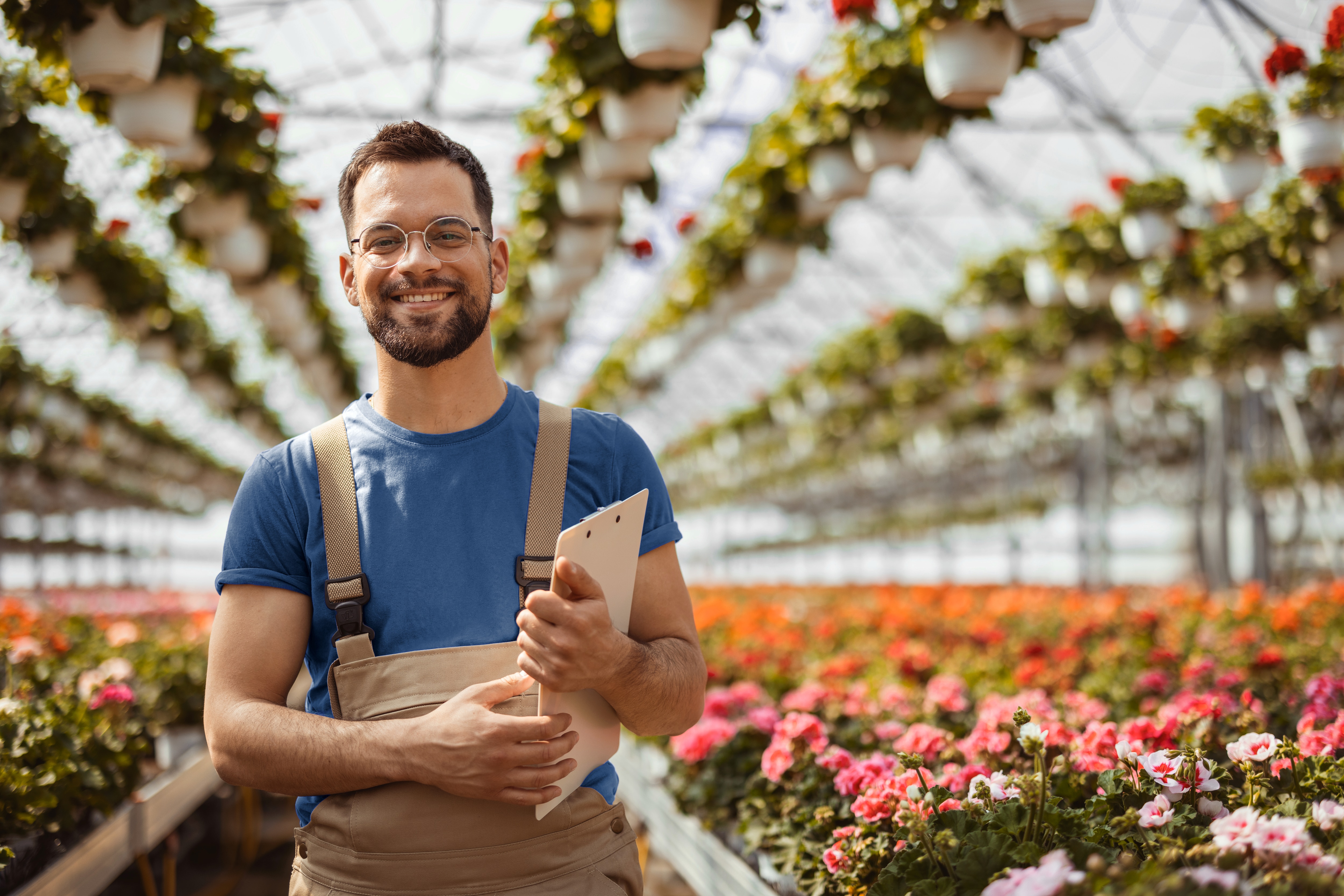 Imagem com um empreendedor gerindo o seu negócio