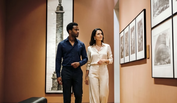 Casal assistindo um espetáculo no teatro