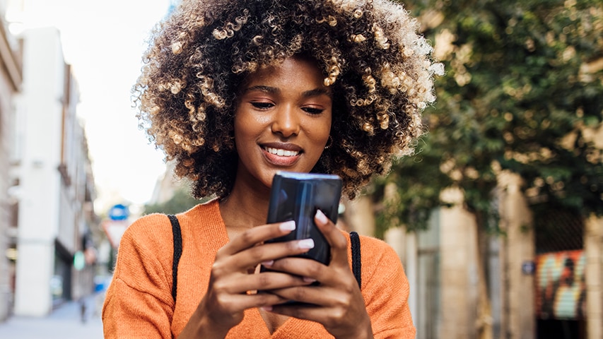 Mulher fazendo o Login por CPF Itaú no celular