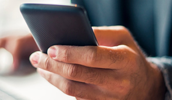 Imagem de cliente acessando renegociação pelo smartphone via App Itaú.