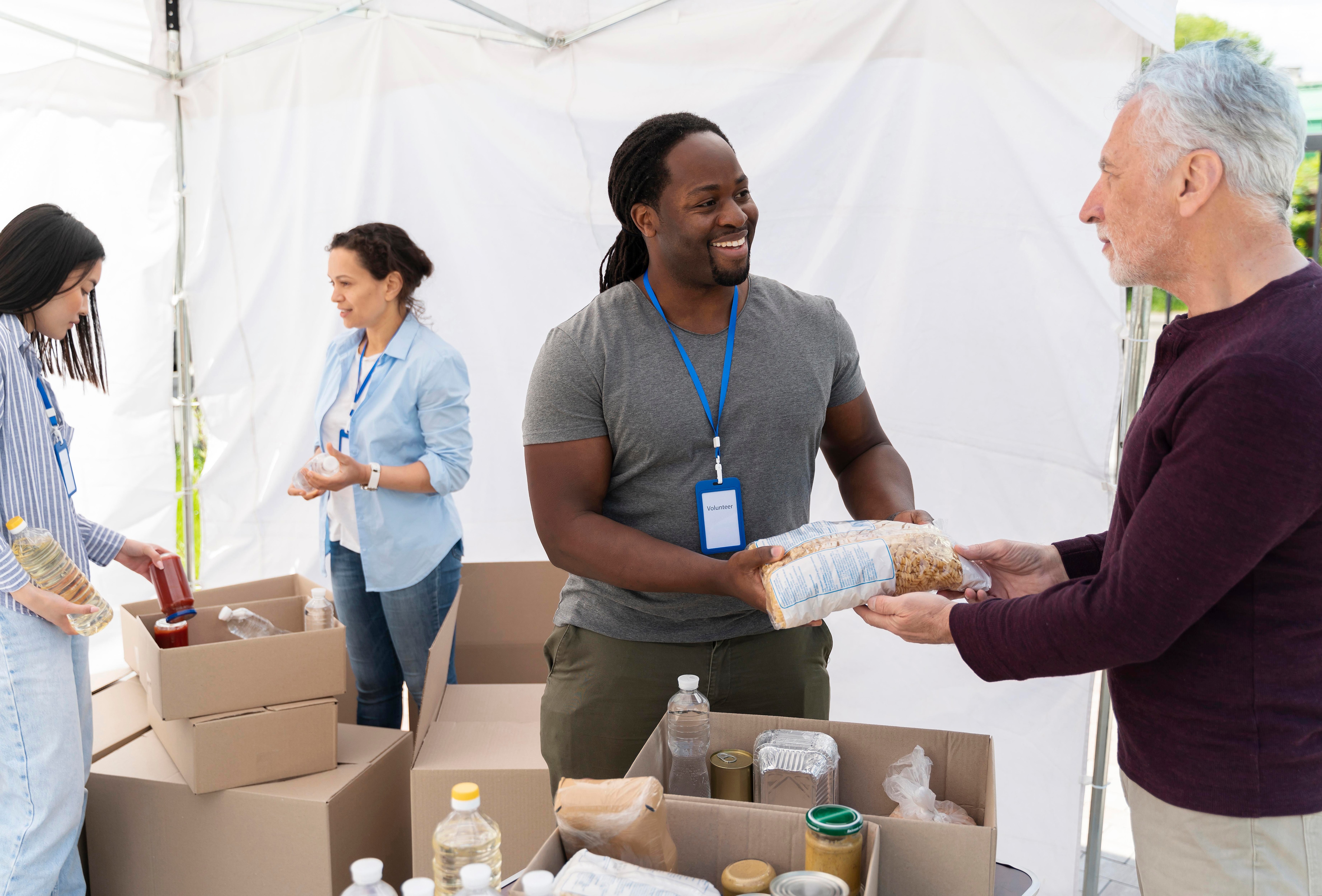 Imagem ilustrativa do artigo O que é voluntariado empresarial e como criar ações sociais junto a seu time