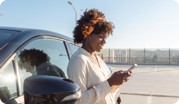 Cliente Itaú utilizando seu celular para acessar o App Itaú e realizar o resgate em dinheiro