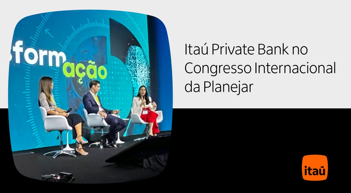 Imagem de três pessoas sentadas em poltronas brancas, participando de um painel de discussão no Congresso Internacional da Planejar, promovido pelo Itaú Private Bank. No fundo, há uma grande tela azul com o termo "transformação" parcialmente visível, junto a gráficos e imagens de tecnologia. A mulher à esquerda veste roupa clara e segura um microfone. O homem ao centro usa terno escuro e está também com um microfone. A mulher à direita veste roupa clara com uma saia vermelha. À direita da imagem, há o texto "Itaú Private Bank no Congresso Internacional da Planejar" e o logotipo do Itaú.