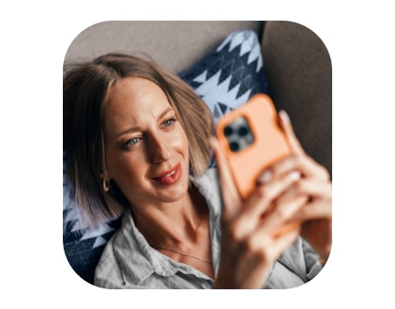 Foto mulher deitada olhando para o celular