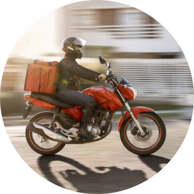 Motoqueiro trabalhando com delivery