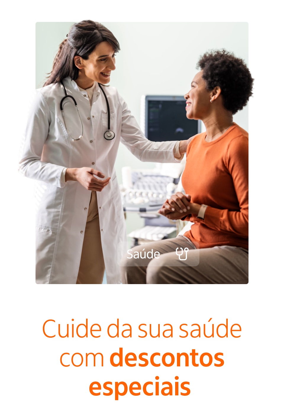 Mulher sendo atendida por uma médica enquanto ambas sorriem. Texto: Cuide da sua saúde com descontos especiais.