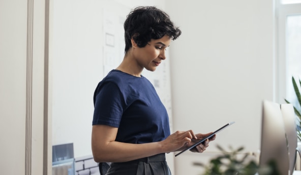 Representação de uma cliente Itaú usando o Itaú Personnalité app no tablet