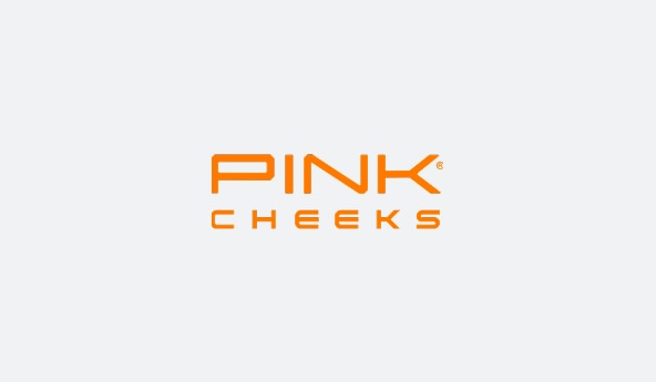 Logo da marca Pink Cheeks, fundo off-white e letras na cor laranja.