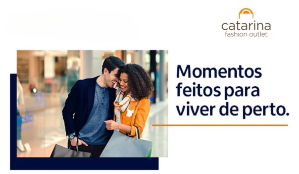 Casal com sacolas de compras. Ao lado temos o seguinte texto "Momentos feitos para viver de perto"  e as logos do Catarina Fashion Outlet.