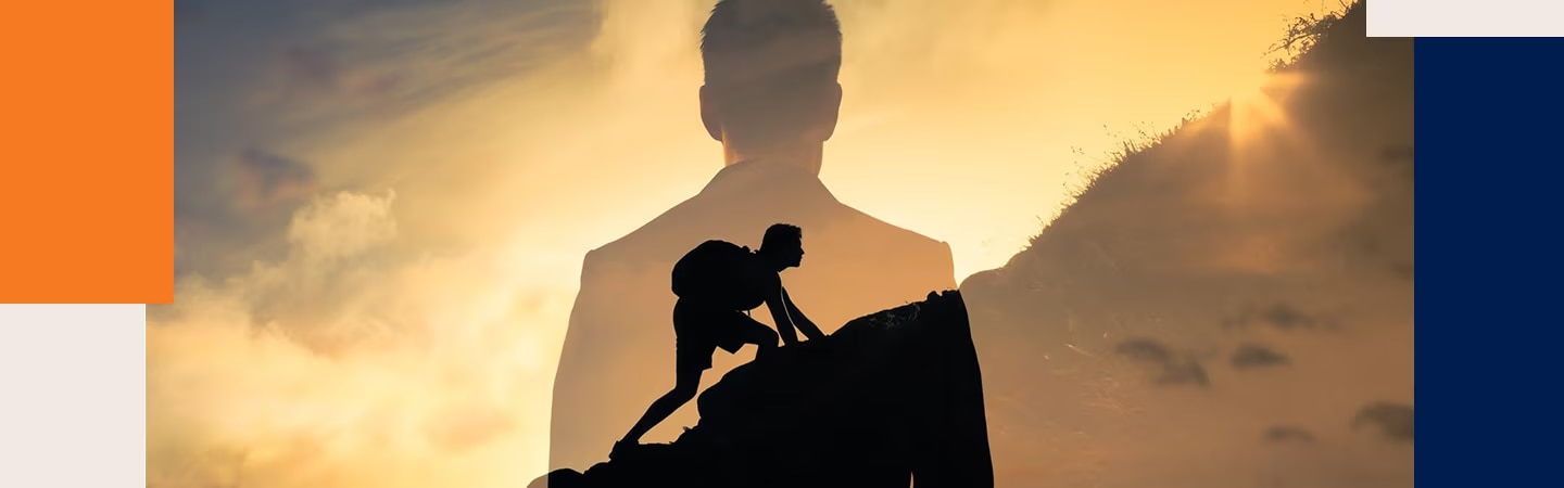Pessoa escalando uma montanha com um por do sol de fundo e uma sombra representando a força