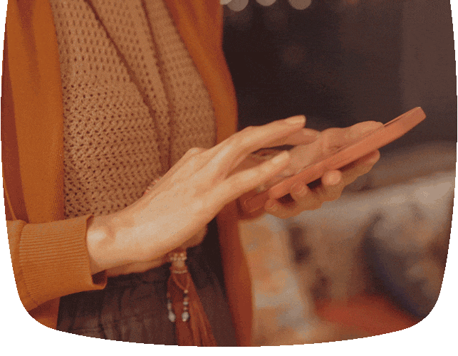 Mulher mexendo no celular.