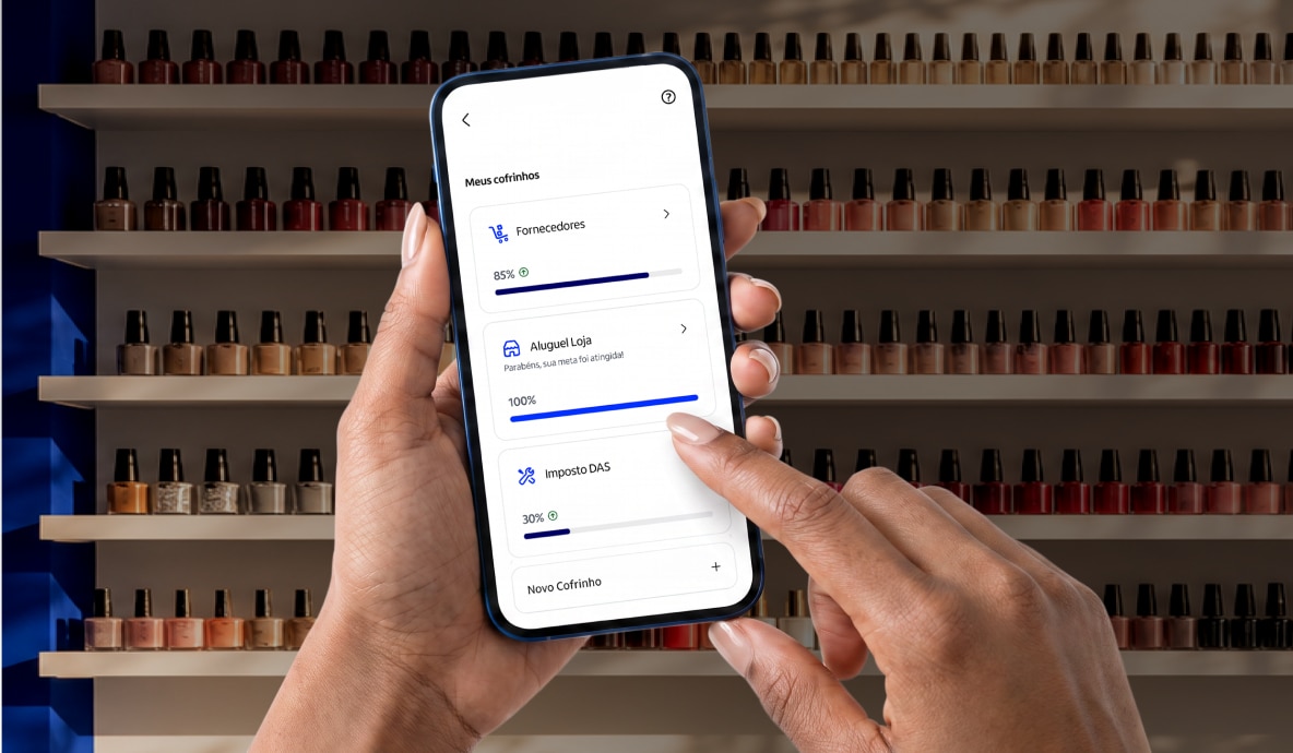 Cliente no app Itaú Emps em Cofrinhos