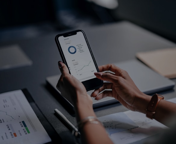 Foto da tela de um celular com gráficos representando a geração de renda pelo Itaú Private Bank