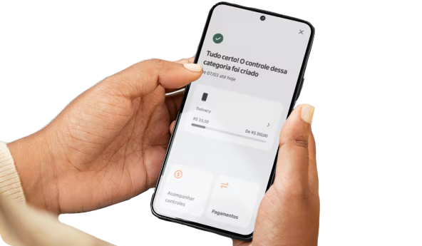 Pessoa utilizando o Controle de Gastos no app Itaú