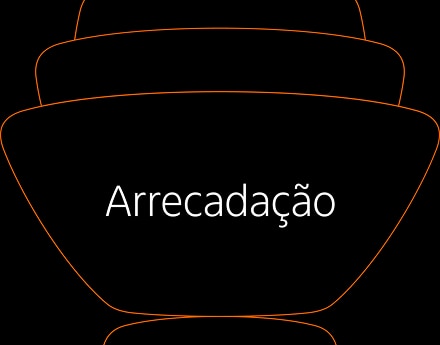 Clientes conversando e passando um contrato para o outro