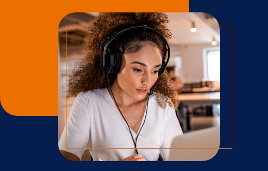Cliente Itaú acessando seu computador para realizar a contratação digital do Pronampe