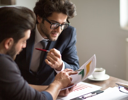 Clientes Itaú discutindo gráficos juntos