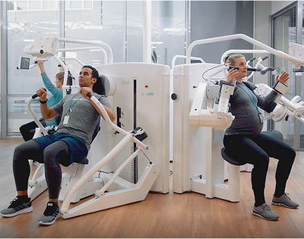 Imagem de clientes Itaú Private Bank Finncare fazendo exercícios.