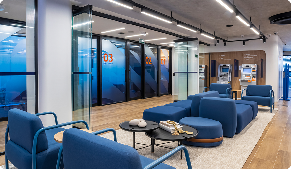 Ambiente interno do Espaço Uniclass com móveis sofisticados e iluminação aconchegante