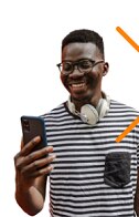 cliente Itaú sorrindo e usando o celular com duas setas laranjas ao seu lado