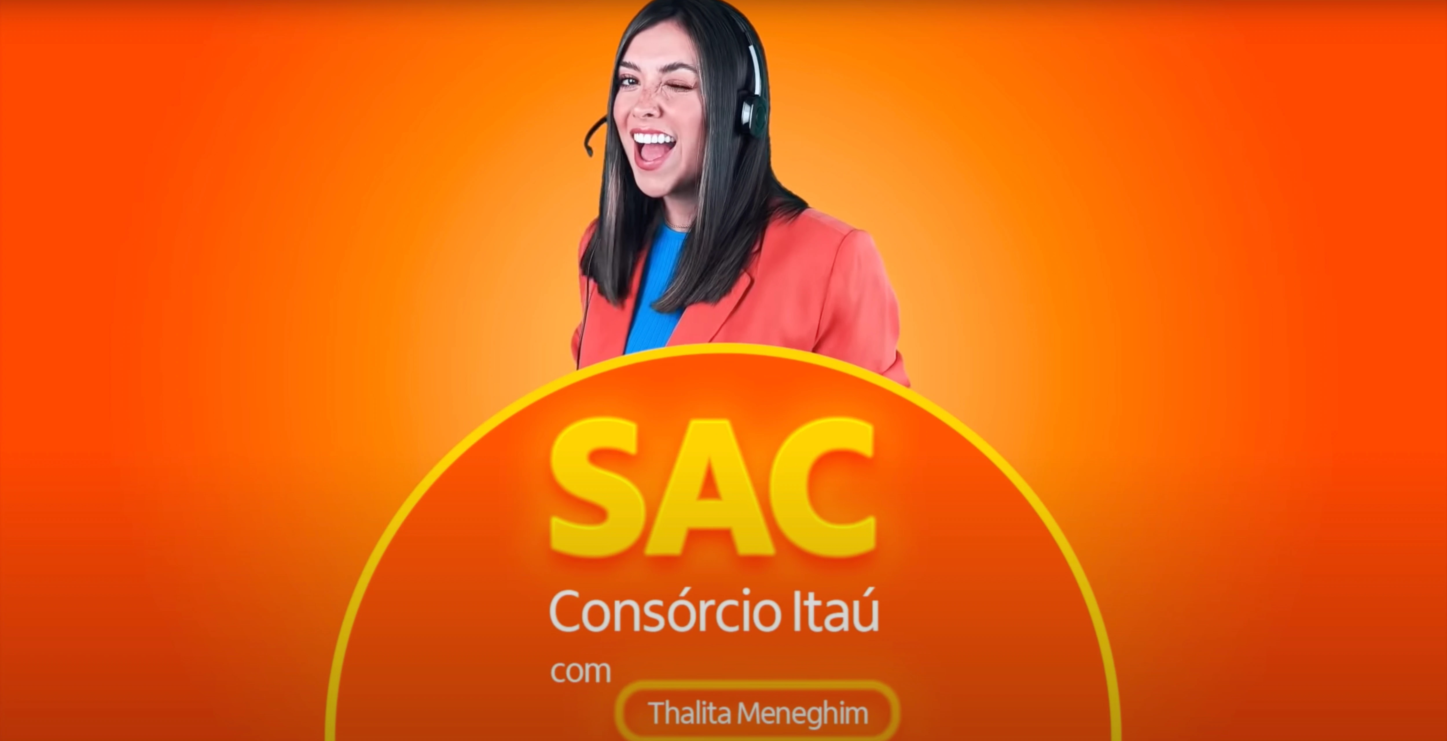 Painel da Thalita Meneghim do SAC do Consórcio Itaú. Thalita está representando uma atendente de callcenter e atrás dela um fundo laranja.