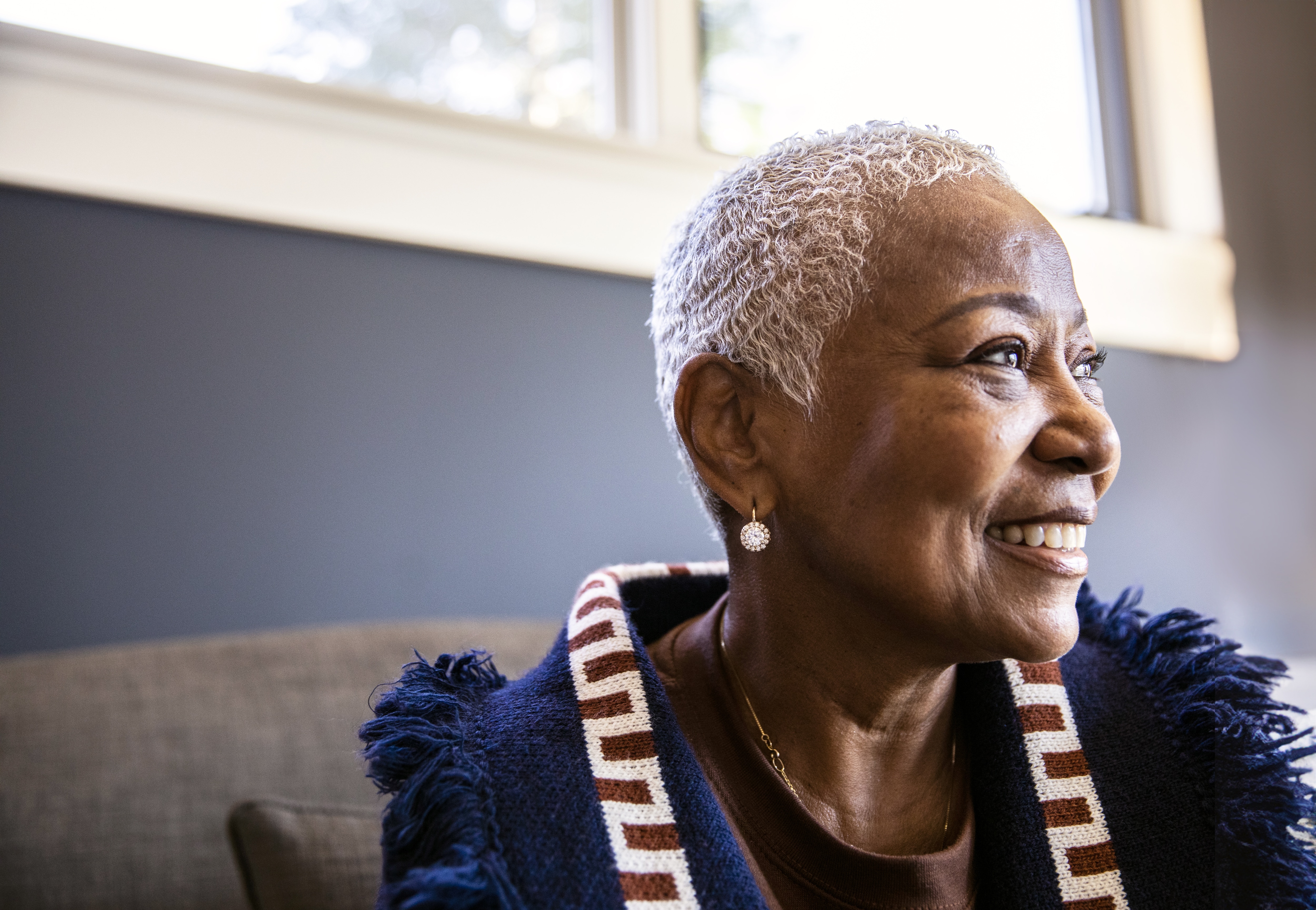 Mulher cliente Itaú Private Bank com expressão sorridente.